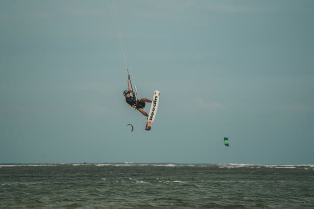 Kite Jumping Basics: Taking Your First Jumps Safely in Essaouira