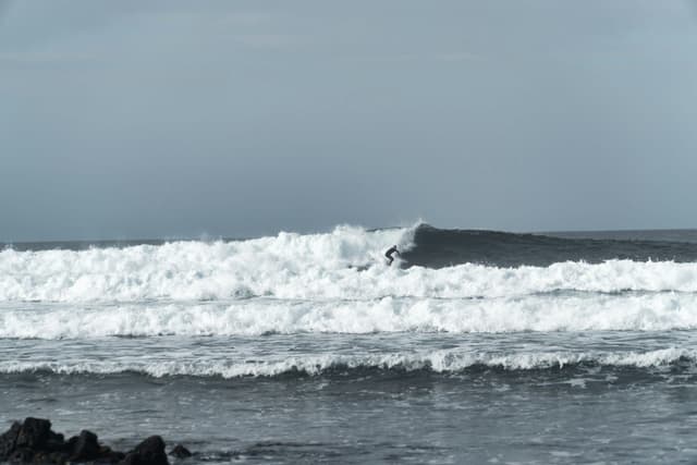 Surf Wax Guide for Essaouira Conditions: Choosing the Right Grip