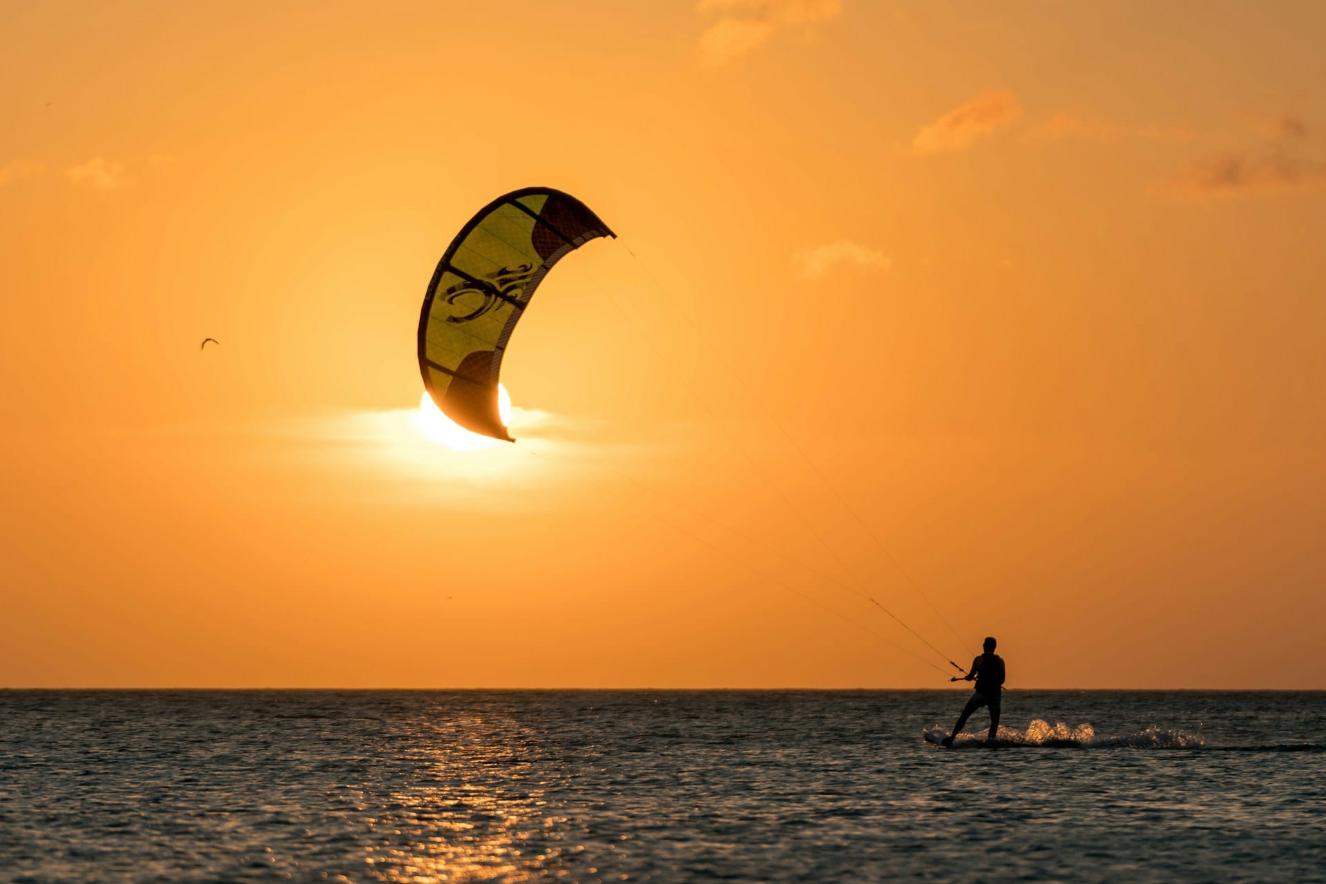 Reading Wind Conditions: Using Meters and Natural Indicators for Kitesurfing